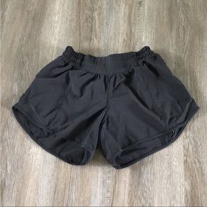 Lululemon LR 4” Hotty Hots Black size 2